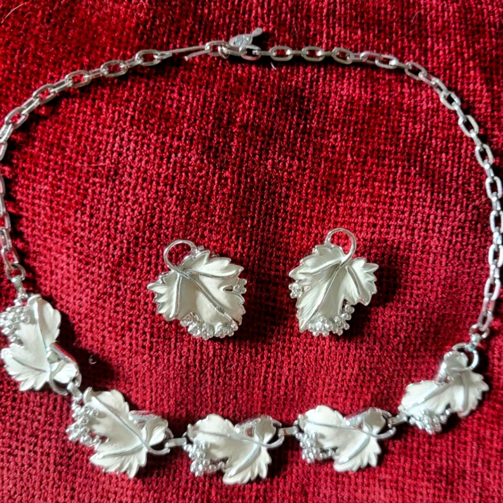 Sarah Coventry vintage necklace and earrings choker length.
